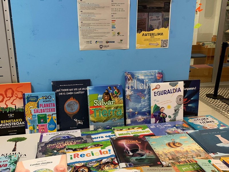 Fotografía del Centro de interés de ASTEKLIMA en la biblioteca