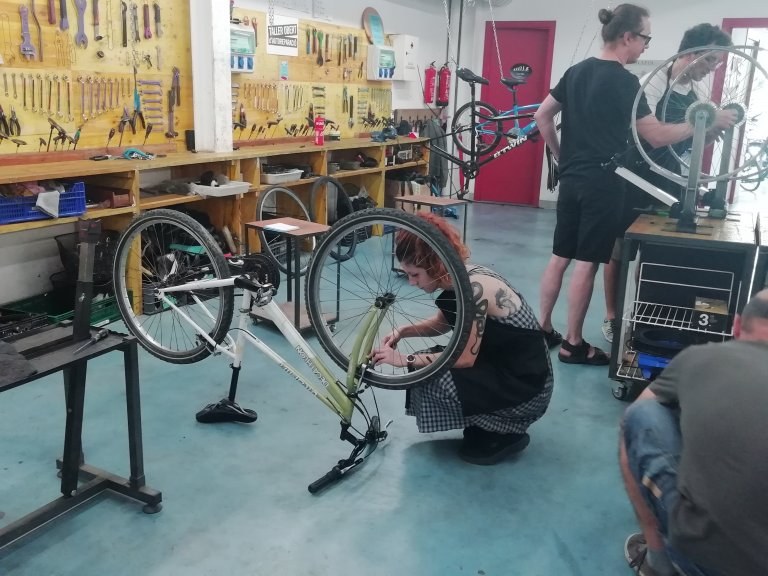 ¡Vive en bici!: Kit de mantenimiento básico Imagen de archivo