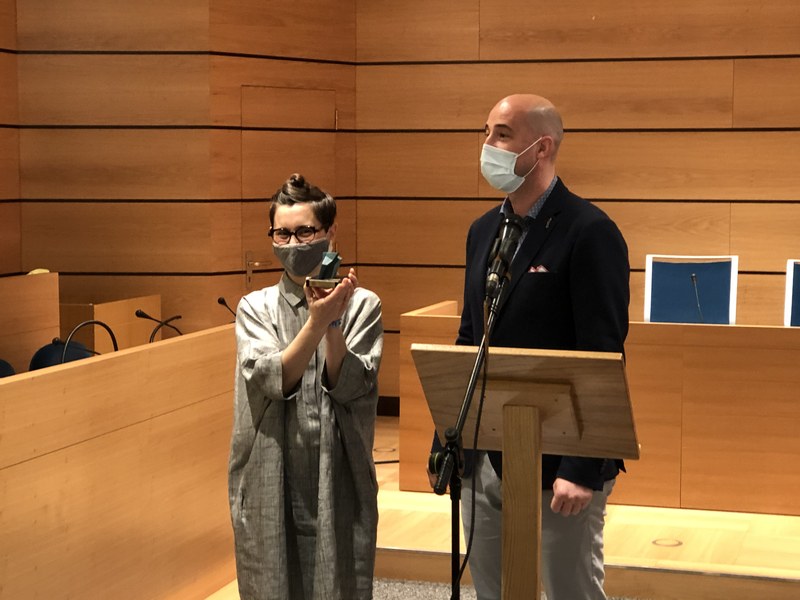 Imagen del acto de entrega del "Txopitea eta Pakea" a la eibarresa Maite Arroitajauregi.