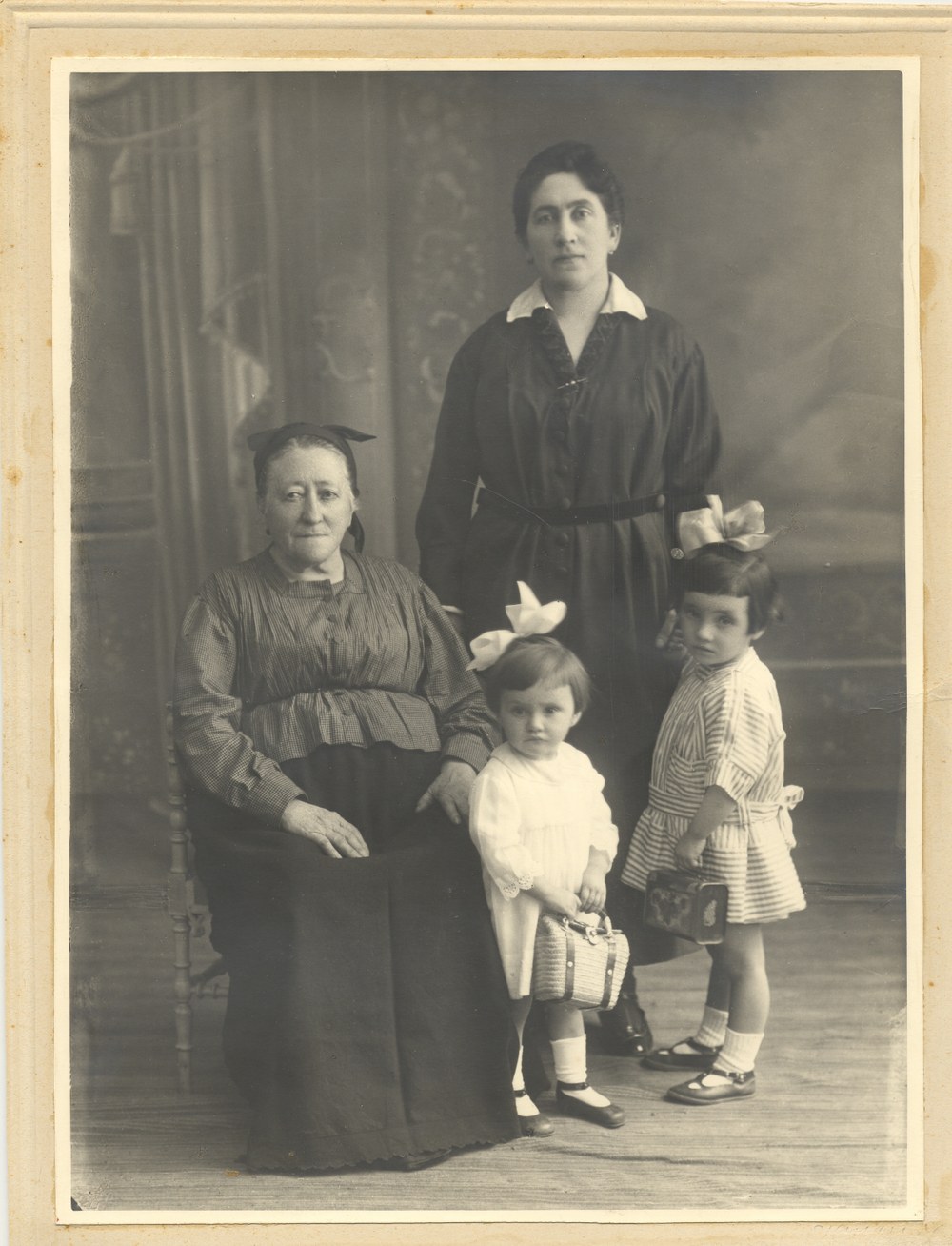 Con motivo del Día Internacional de la Mujer el Archivo Municipal realiza su especial homenaje a las mujeres eibarresas.
