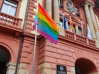 Bandera arcoiris que ondea frente al Ayuntamiento de Eibar, en la céntrica plaza de Unzaga.