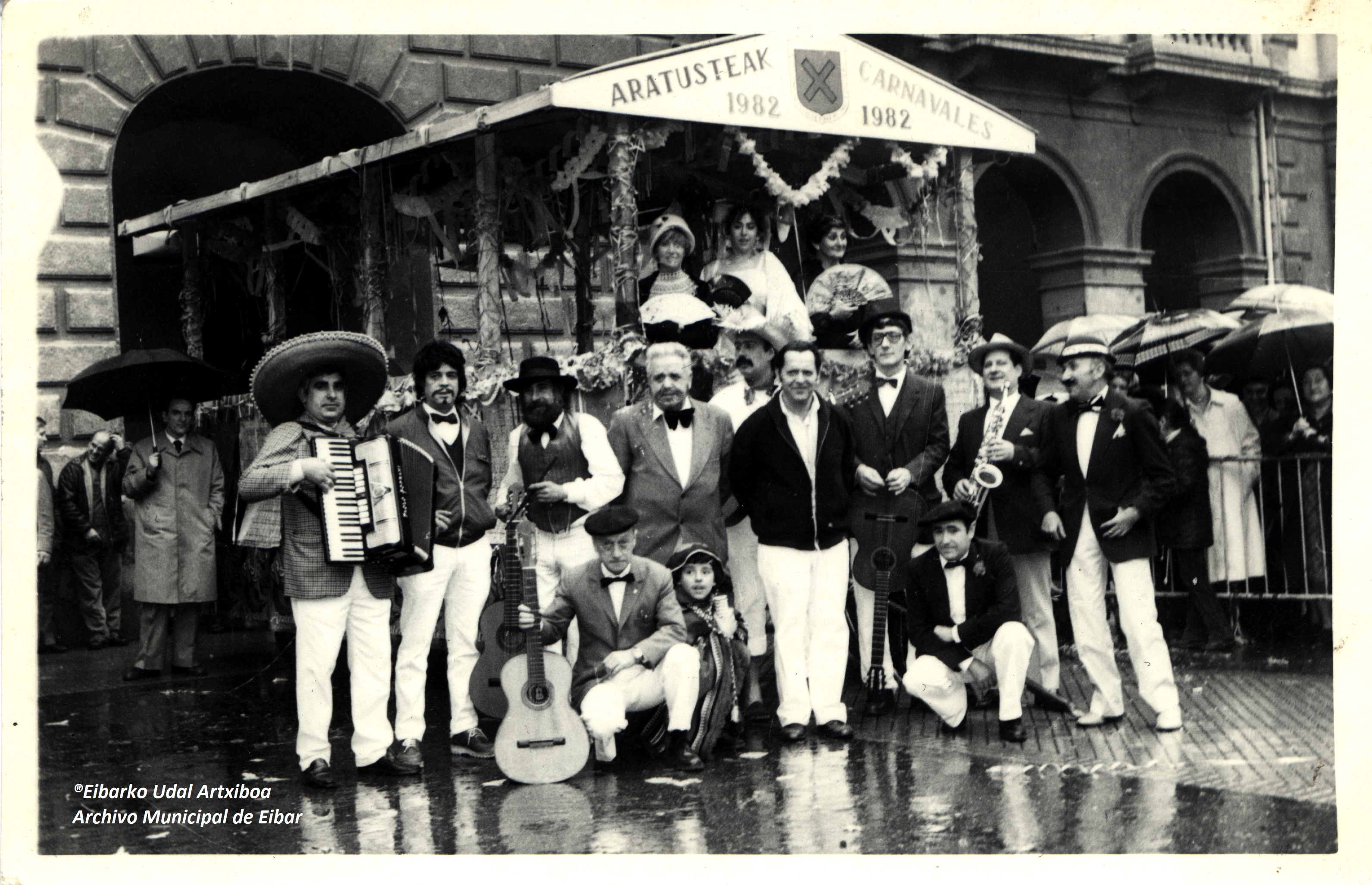 El Archivo Municipal de Eibar recupera imágenes del Carnaval del año 1982.