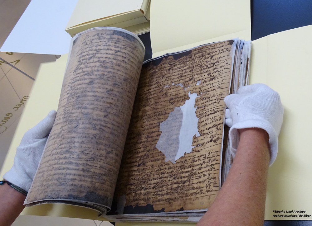El Archivo Municipal ha restaurado importantes documentos de Eibar correspondientes a los años 1558, 1594 y 1672. El Archivo Municipal ha restaurado importantes documentos de Eibar correspondientes a los años 1558, 1594 y 1672.