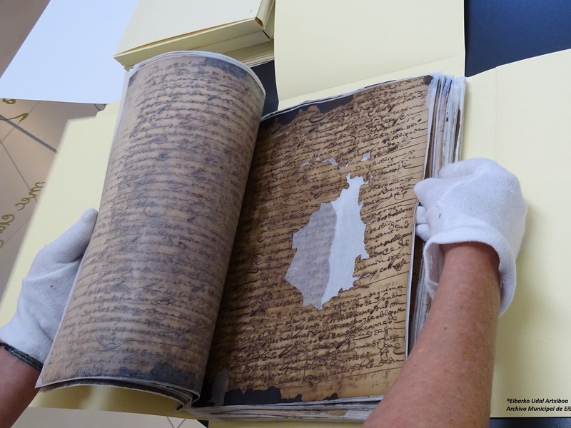 El Archivo Municipal ha restaurado importantes documentos de Eibar correspondientes a los años 1558, 1594 y 1672. El Archivo Municipal ha restaurado importantes documentos de Eibar correspondientes a los años 1558, 1594 y 1672.