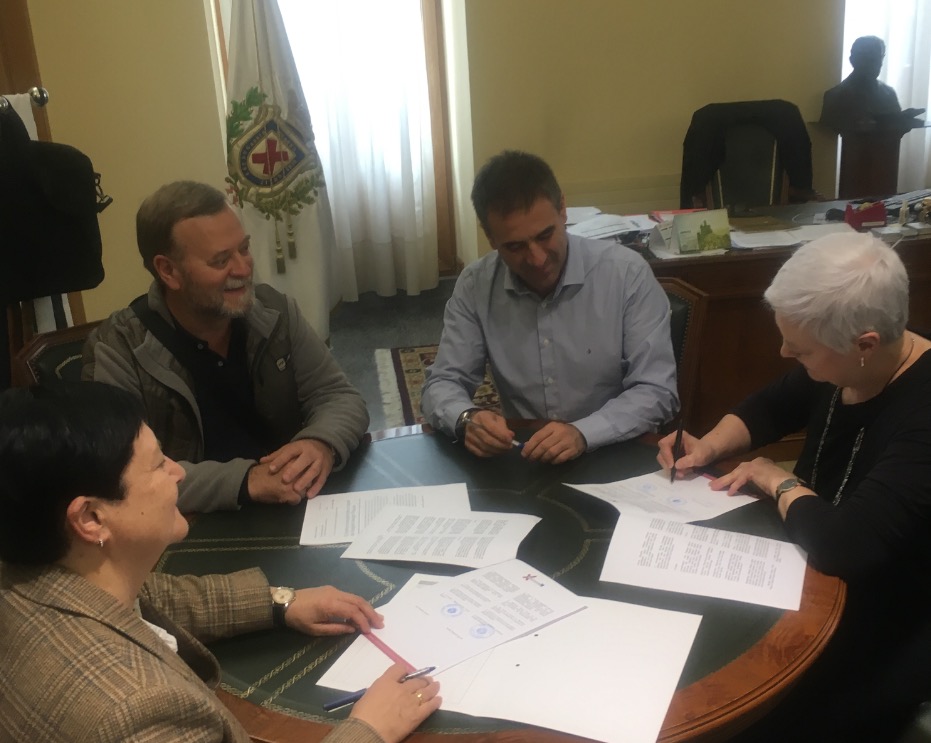 El Ayuntamiento de Eibar y los herederos de Benigno Plazaola han firmado un convenio para la donación y cesión de derechos del archivo fotográfico Benigno Plazaola