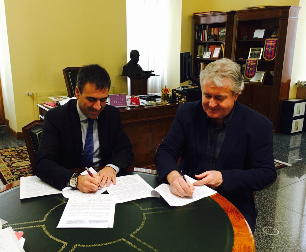 El Ayuntamiento de Eibar y Organizaciones Ciclistas Euskadi han firmado un convenio para la organización de dos etapas de la 57 edición de la Vuelta Ciclista al País Vasco
