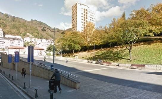El parque de Txaltxa Zelai permanecerá cerrado al paso peatonal desde el viernes al mediodía hasta el sábado por la mañana