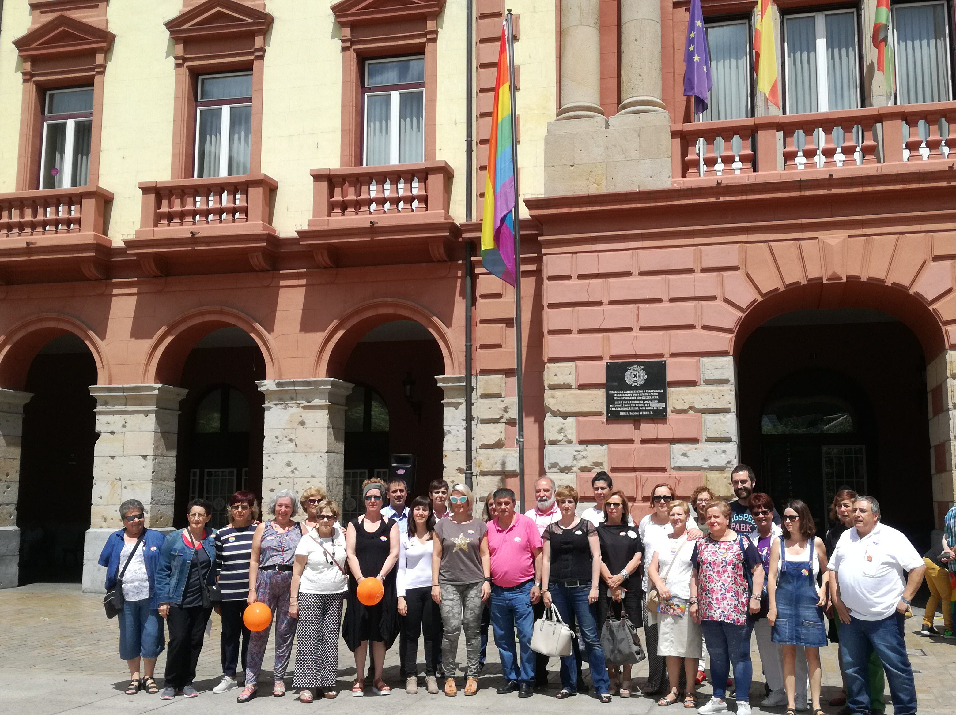 La corporación del Ayuntamiento de Eibar y la ciudadanía celebran el Día Internacional del Colectivo LGTBI
