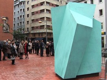 La escultura 'Txopitea eta Pakea' se ubicará en el entorno del nuevo edificio multifuncional y equipamiento cultural 'Errebal Plazia'.
