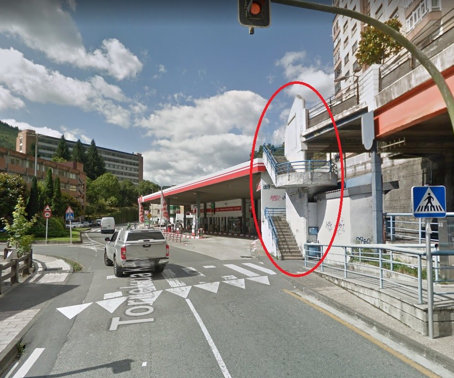 Escaleras que unen Torrekua con el Paseo de la Igualdad (ubicado sobre las vías del tren).