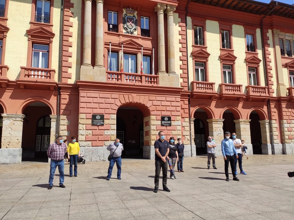 Minuto de silencio de los/as representantes municipales, en homenaje a las víctimas del COVID-19 Imagen de los representantes municipales.