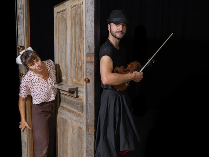 Obra de teatro "Atearen beste aldean"