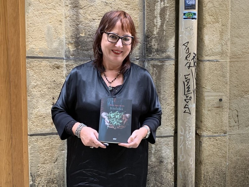 Miren Agur Meabe con el libro Itzulerak