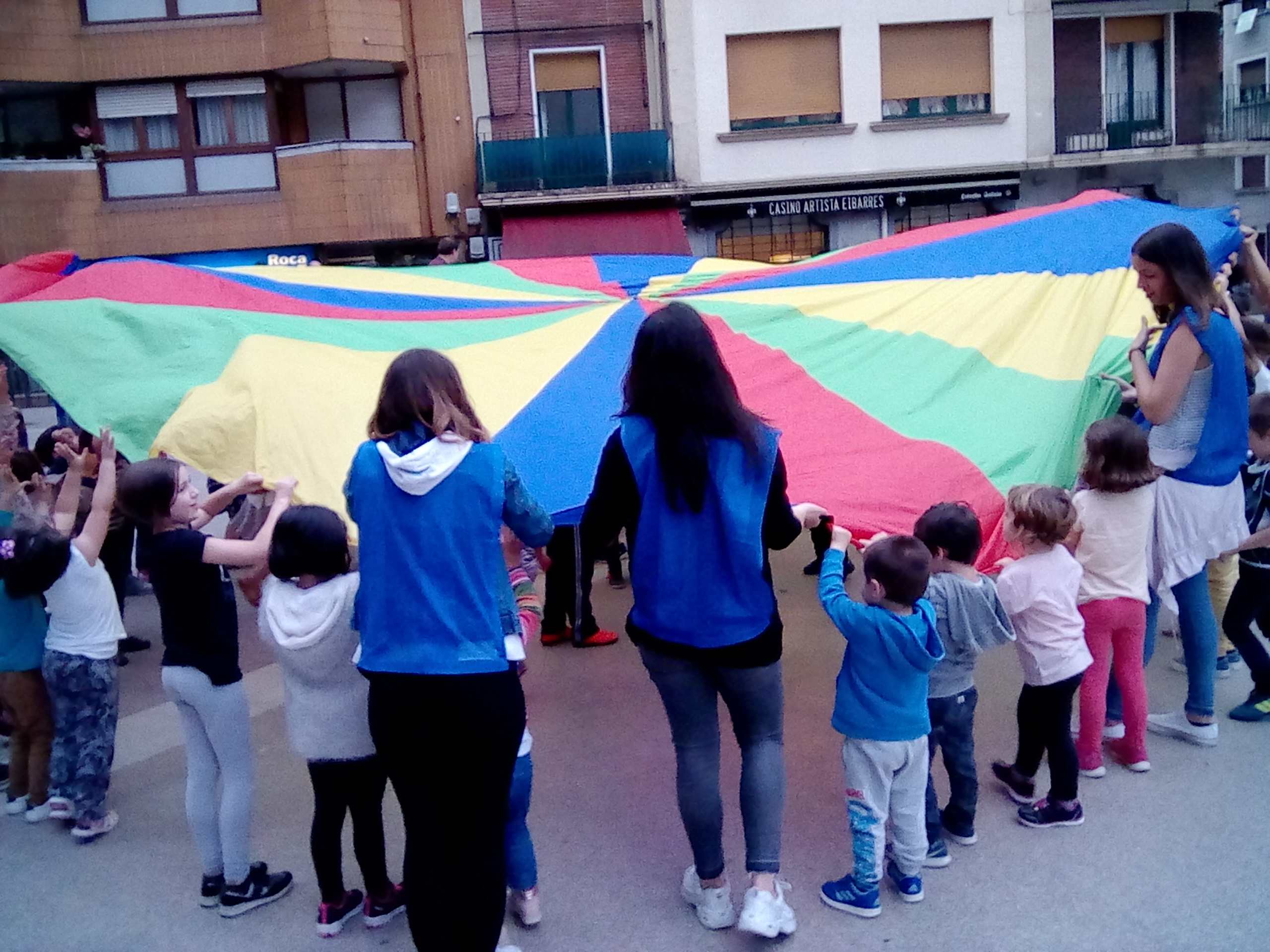 "Kalian Jolasian" juegos para familias en Bizikleta plaza