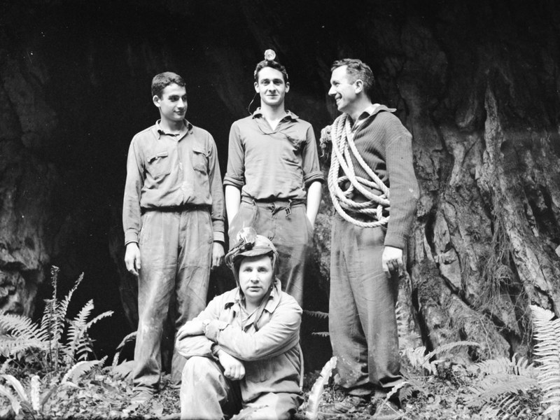 Visitas guiadas a la exposición Juan San Martin 1922-2022 Fotografía: Archivo General de Gipuzkoa. "Arrikrutz. Grupo a la entrada de la cueva"