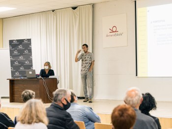 “Eibarko kapital sozialaren oinarriak- Las bases del capital social de Eibar”, la conferencia del investigador Igor Etxabe en el canal Youtube de Ego Ibarra. 