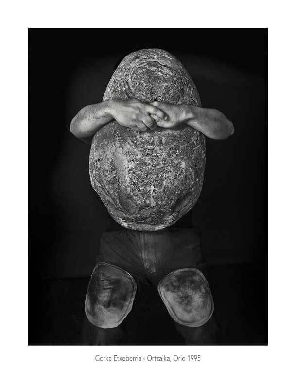 “Harria”: toda la esencia del levantamiento de piedra en la laboriosa y creativa exposición fotográfica del eibarrés Juan Antonio Palacios. En Portalea, hasta el 5 de enero.