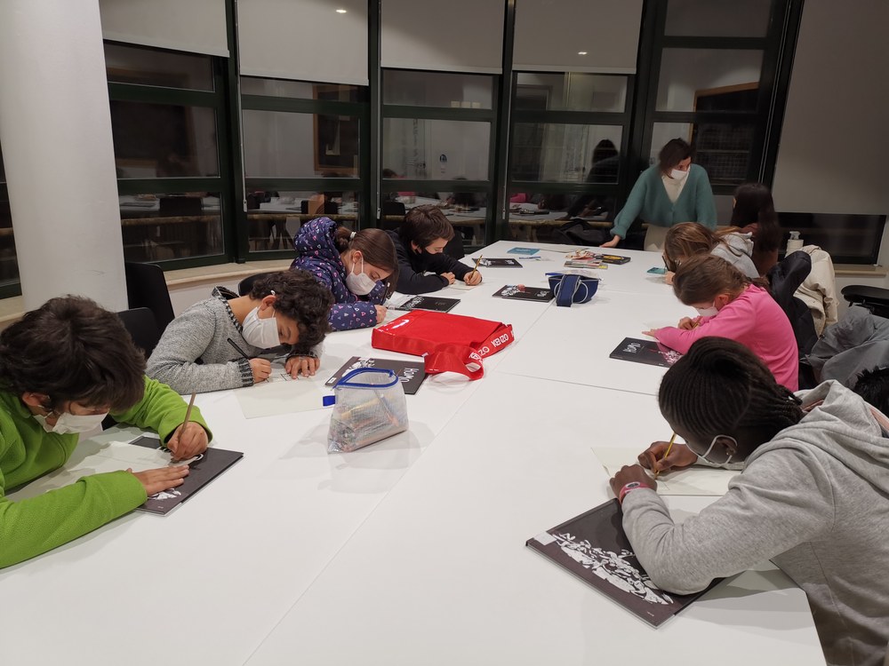 “Paperezko hegoak”: club de lectura para niñas, niños y jóvenes Foto de una sesión del curso pasado