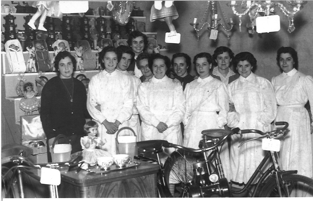 8 de marzo: recordando a las fundadoras de la sociedad femenina eibarresa Goi Argi Gabonetako Tonbola. Aurora Echaburu, Mª Teresa Telleria, Mercedes Kareaga, Miren Mendicute, Carmen Apellaniz, Celia Murua, Mertxe Juaristi… Foto: Fondo Gantxegi-Juaristi (Ego Ibarra).