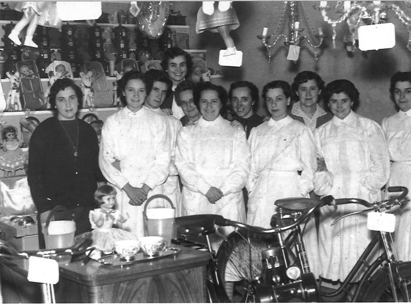 8 de marzo: recordando a las fundadoras de la sociedad femenina eibarresa Goi Argi Gabonetako Tonbola. Aurora Echaburu, Mª Teresa Telleria, Mercedes Kareaga, Miren Mendicute, Carmen Apellaniz, Celia Murua, Mertxe Juaristi… Foto: Fondo Gantxegi-Juaristi (Ego Ibarra).