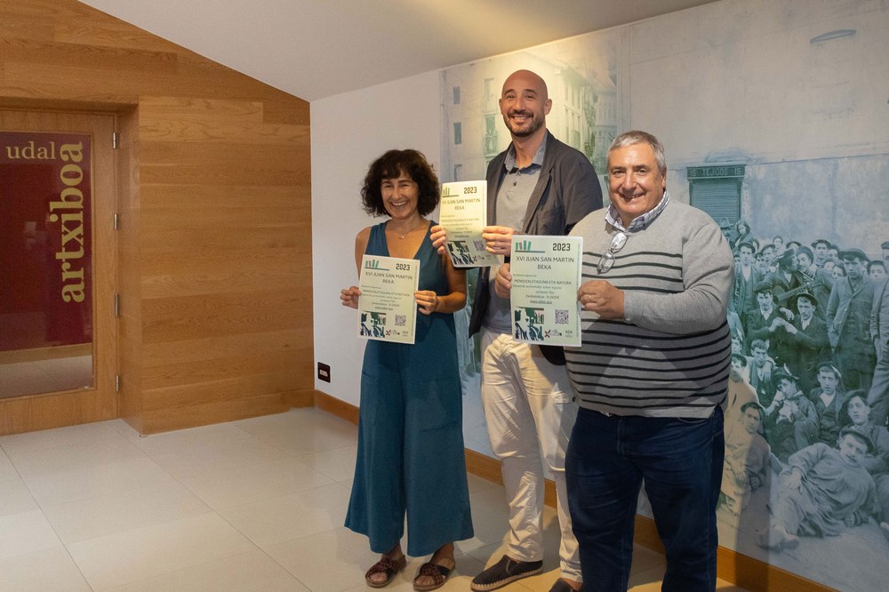 Abierto el plazo hasta el 12 de octubre para inscribirse en la convocatoria de la XVI Beca Juan San Martin En la imagen, el alcalde de Eibar Jon Iraola, el concejal Patxi Lejardi y la secretaria general de la UEU Ane Sarasua.