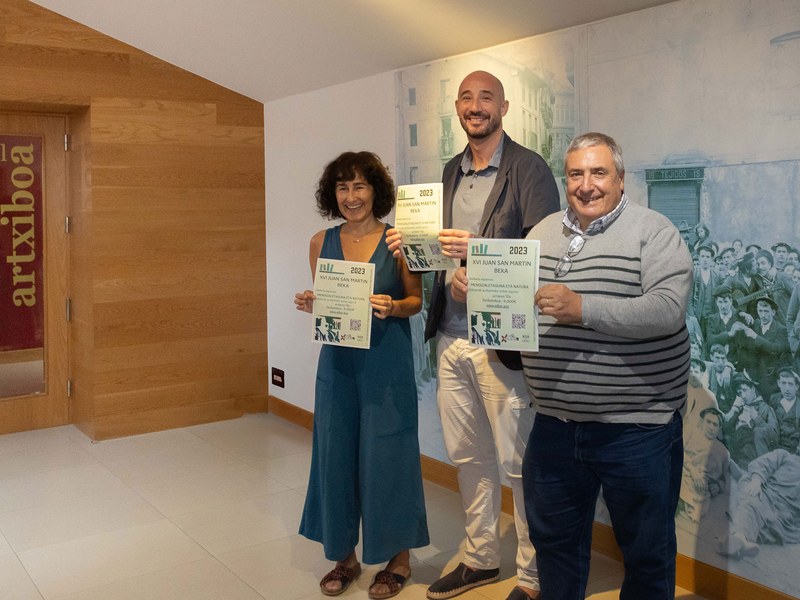 En la imagen, el alcalde de Eibar Jon Iraola, el concejal Patxi Lejardi y la secretaria general de la UEU Ane Sarasua.