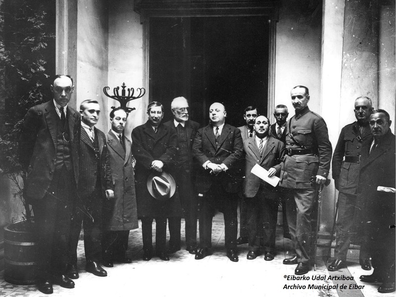 Alejandro Tellería, "Alcalde Txikixa", Unamuno, Indalecio Prieto y Queipo de Llano a Eibar el día que le dieron el título de Muy Ejemplar Ciudad a Eibar. Foto: Indalecio Ojanguren. Archivo Municipal de Eibar.