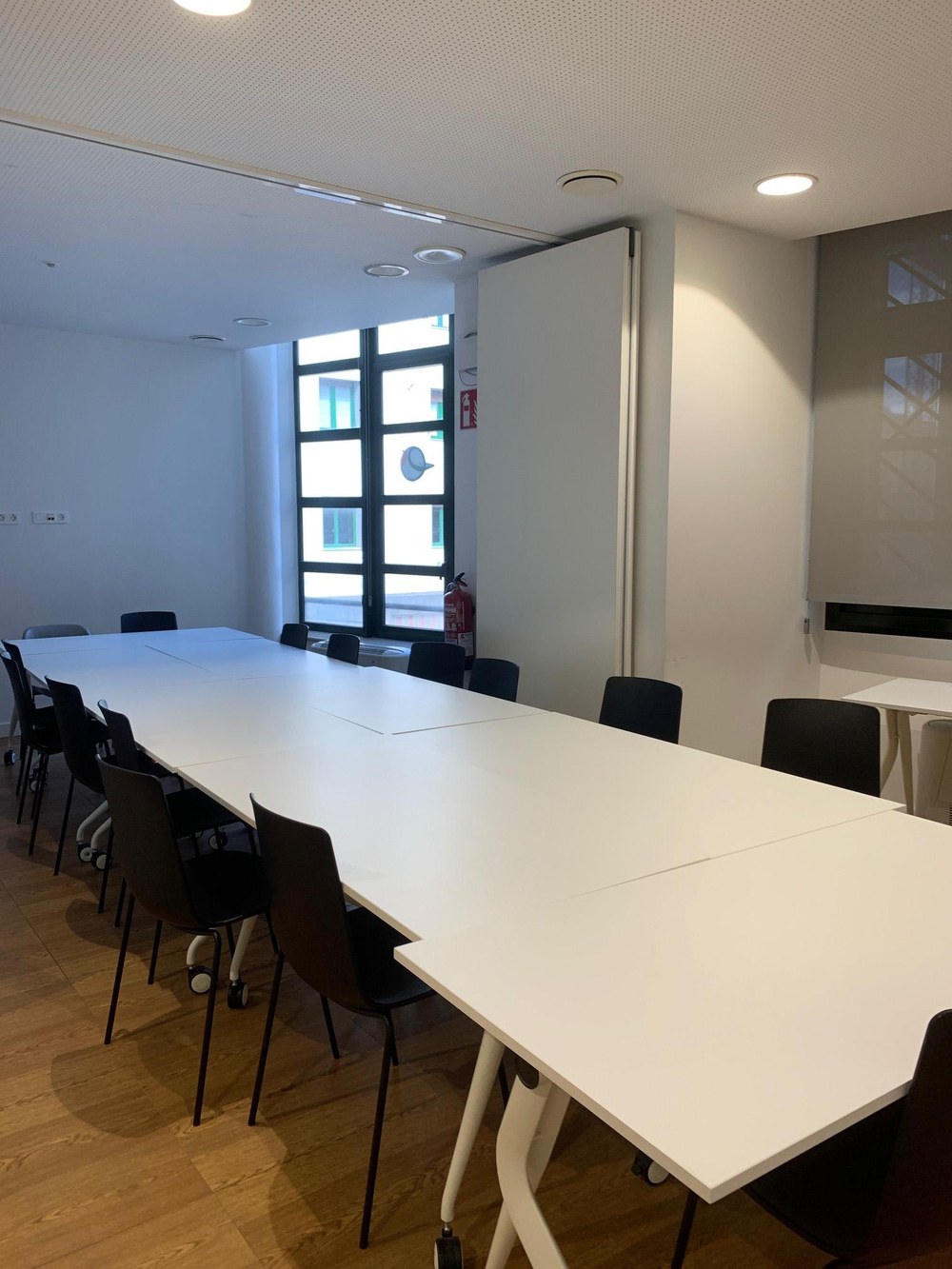 Ampliación de zonas de estudio en la Biblioteca Imagen de la sala de reuniones