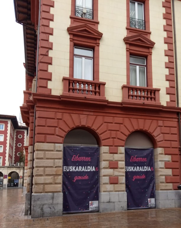 Fachada lateral de la Casa Consistorial con la banderola del Euskaraldia.