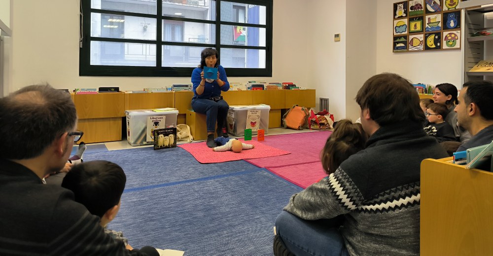 Azalerako ipuinak: club de lectura para familias Foto de una de las sesiones del club