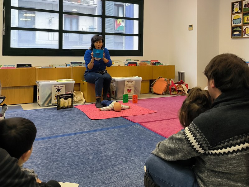 Azalerako ipuinak: club de lectura para familias