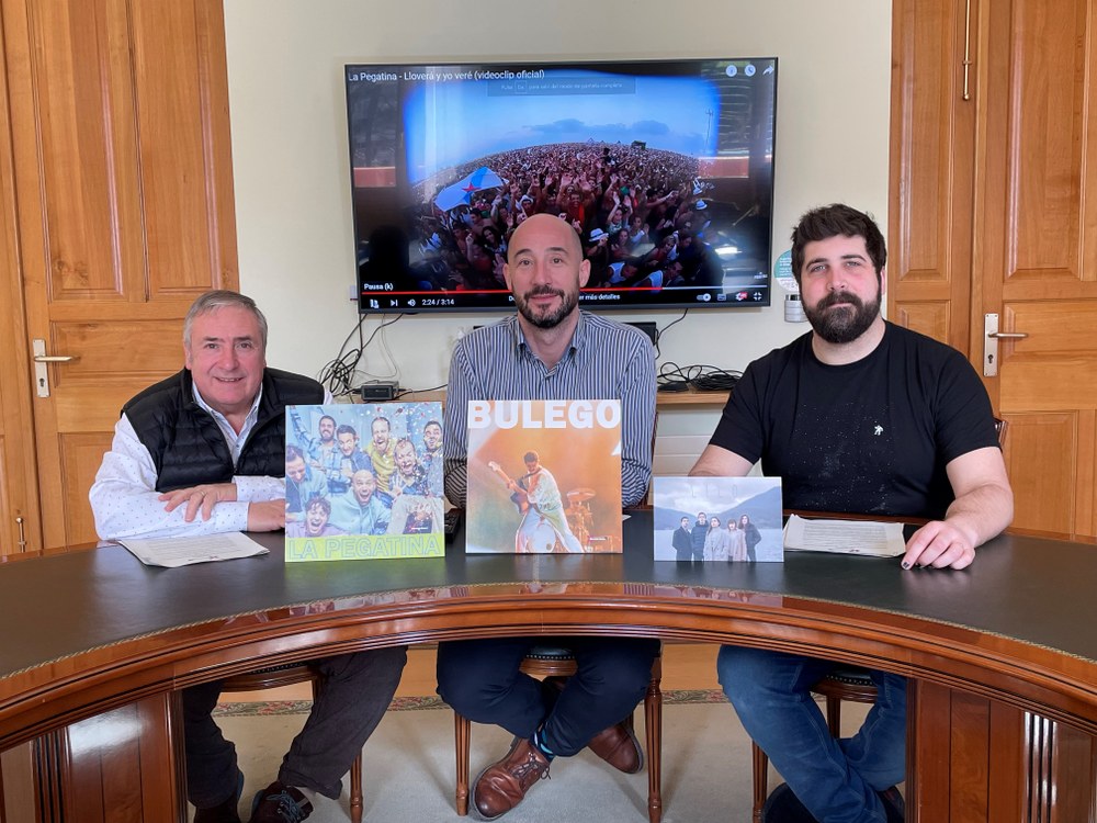 Bulego y La Pegatina ofrecerán los conciertos estelares que este año organiza el Ayuntamiento de Eibar para las fiestas de San Juan Imagen de la presentación de los conciertos estelares de las fiestas de San Juan de 2024. de izq. a dcha.: Patxi Lejardi, concejal de fiestas; Jon Iraola, alcalde de Eibar; y el concejal de Cultura, Andoni Zabala.