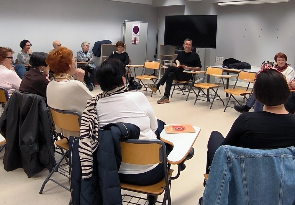 Club de lectura en castellano para personas adultas: prematrícula Foto de una de las sesiones del club