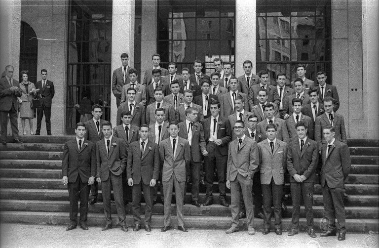 Documentada la foto: "Promoción 1958-1963 de la Escuela Armería" Promoción 1958-1963 de la Escuela Armería. Foto Eli Lacuesta (1962)