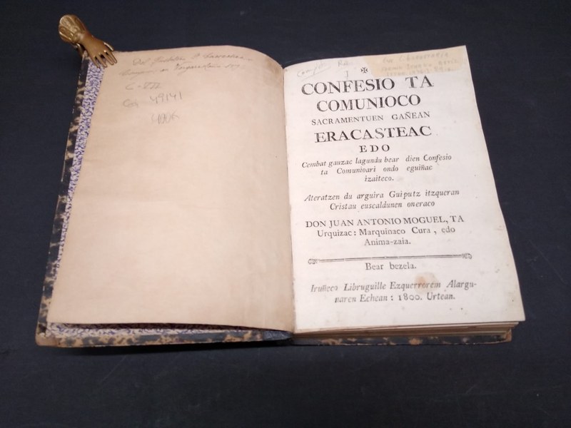 Dos libros raros de Juan Antonio Mogel en la Biblioteca municipal Portada del libro "Confesio eta comunioco..."