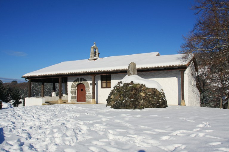 Ego Ibarra grabará entrevistas e imágenes relacionadas con las ermitas y humilladeros eibarreses en el presente ejercicio. Ermita de Santa Cruz. Fotografía: Periko Iriondo.
