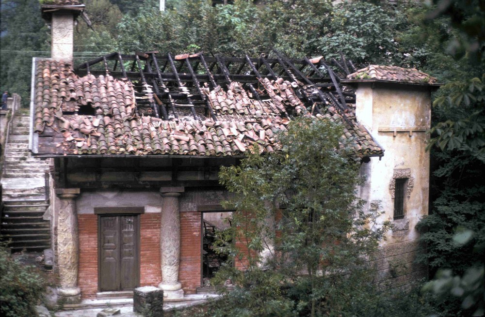 Ego Ibarra ha recogido testimonios orales e imágenes sobre las ermitas y los humillladeros de Eibar Ermita de San Rafael de Maltzaga, tras su incendio. Foto: cedida a Ego Ibarra.