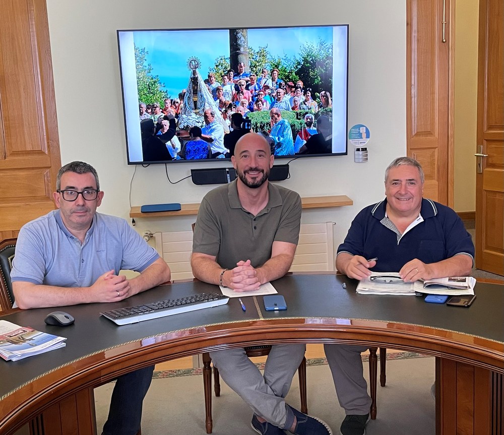 Eibar celebrará una nueva edición de las fiestas de Arrate con un amplio y variado programa de actividades Imagen de la presentación de las fiestas de Arrate. De izq. a dcha.: José Luis González, técnico de Cultura; el alcalde Jon Iraola; y el Patxi Lejardi, concejal de Fiestas.