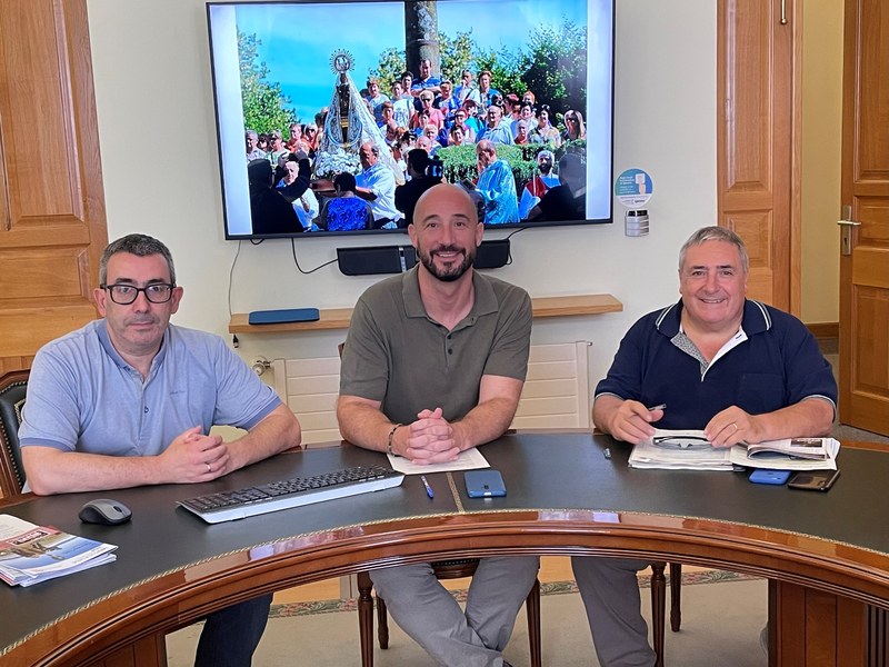 Imagen de la presentación de las fiestas de Arrate. De izq. a dcha.: José Luis González, técnico de Cultura; el alcalde Jon Iraola; y el Patxi Lejardi, concejal de Fiestas.