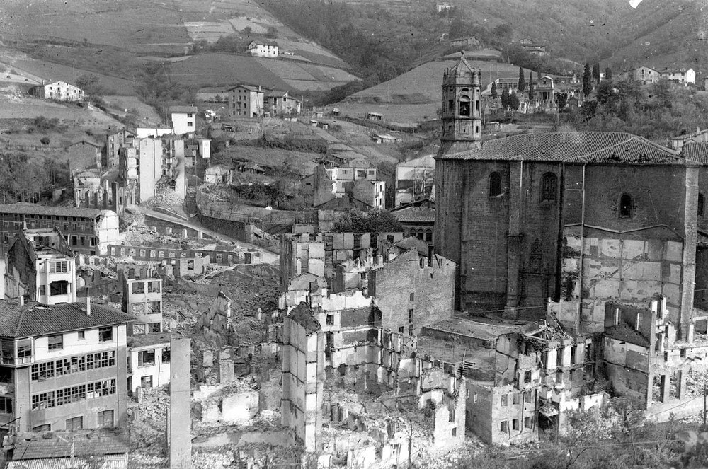 Eibar fue tomada por los franquistas el 26 de abril de 1937. He aquí los acontecimientos de aquellos días para leer y escuchar desde casa. Eibar tras ser bombardeada. Foto: Guregipuzkoa.