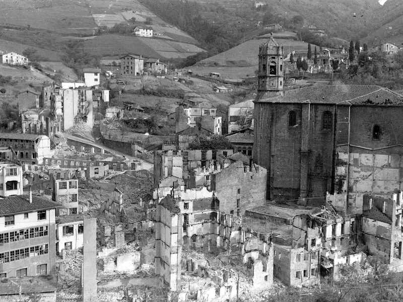 Eibar tras ser bombardeada. Foto: Guregipuzkoa.