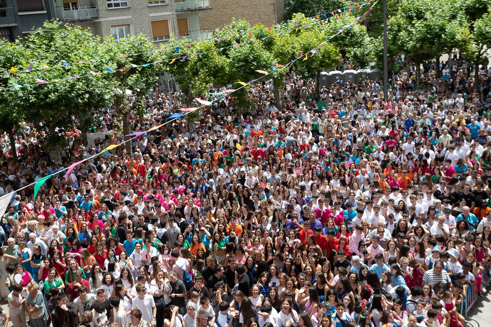 Eibar tiene en la actualidad 27.264 habitantes; 14.019 mujeres y 13.245 hombres La juventud eibarresa esperando a los dulzaineros. Foto: Mikel Askasibar.