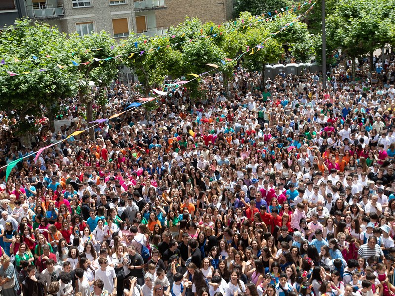 Eibar tiene en la actualidad 27.264 habitantes; 14.019 mujeres y 13.245 hombres La juventud eibarresa esperando a los dulzaineros. Foto: Mikel Askasibar.