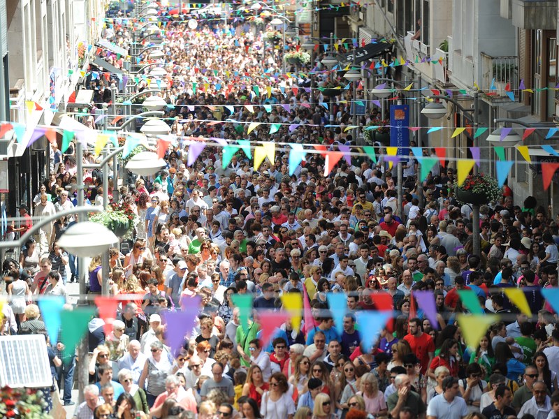 Eibar tiene en la actualidad 27.417 habitantes; 14.065 mujeres y 13.352 hombres Eibar en fiestas. Foto: Felix Morquecho.