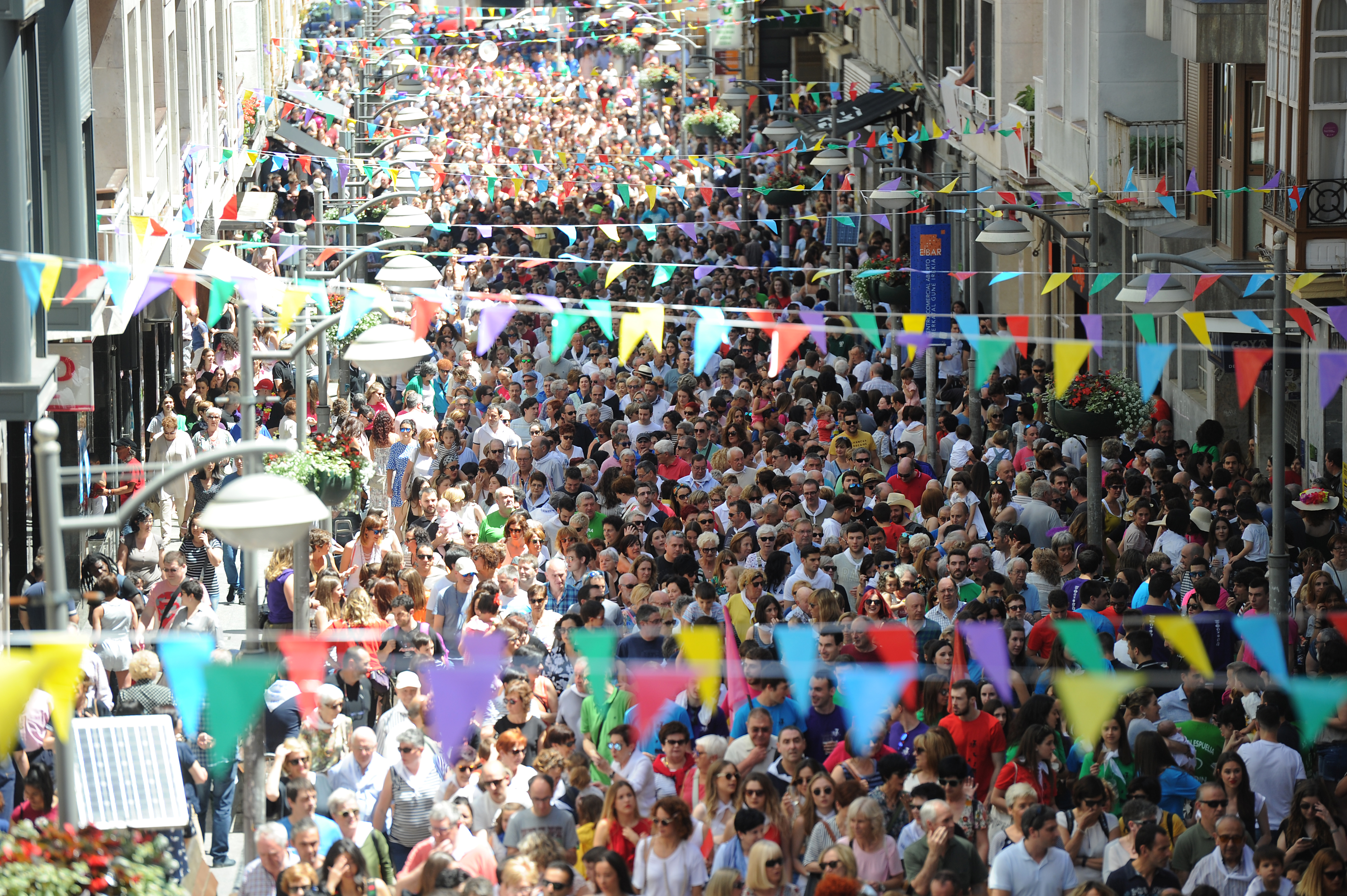 Eibar tiene en la actualidad 27.417 habitantes; 14.065 mujeres y 13.352 hombres
