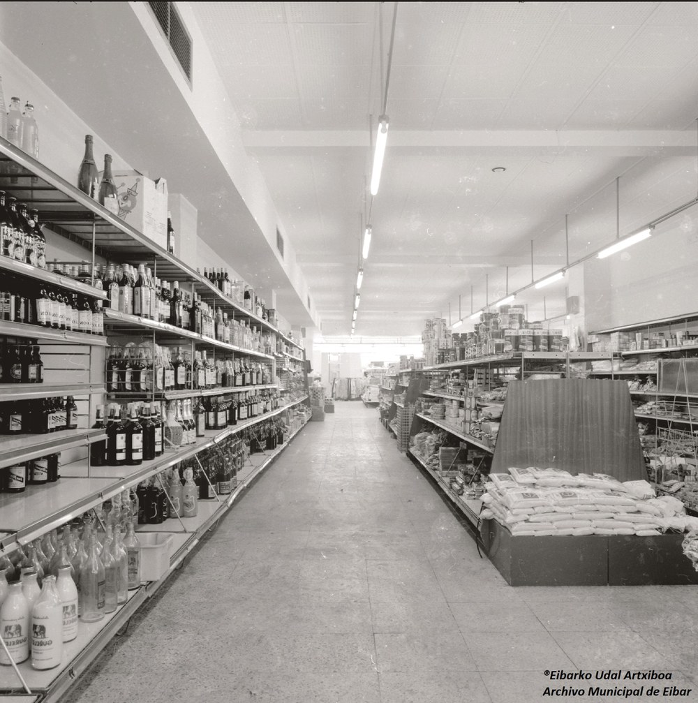 Eibartarren Ahotan: las últimas personas entrevistadas ofrecen mucha información sobre la ciudad desde perspectivas muy diferentes Interior de la primera tienda de la Cooperativa de Consumo Juan XXIII en Urkizu. Foto: Archivo Municipal de Eibar