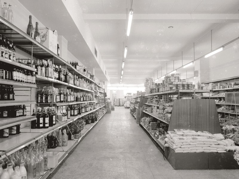 Interior de la primera tienda de la Cooperativa de Consumo Juan XXIII en Urkizu. Foto: Archivo Municipal de Eibar