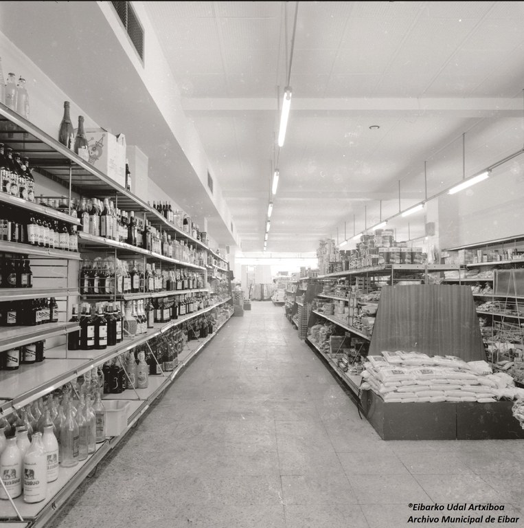 Interior de la primera tienda de la Cooperativa de Consumo Juan XXIII en Urkizu. Foto: Archivo Municipal de Eibar