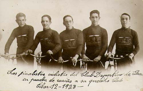 El 14 de abril del año 1932, Eibar organizó diversos actos para conmemorar el 1er. aniversario de la II. República, entre ellos, la carrera ciclista “Gran Premio de la República”. Grupo ciclista GAC (1928), entre ellos, Félix Gojenola. Foto: fondo particular.