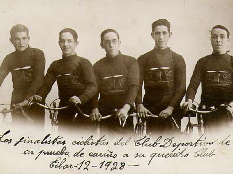 Grupo ciclista GAC (1928), entre ellos, Félix Gojenola. Foto: fondo particular.